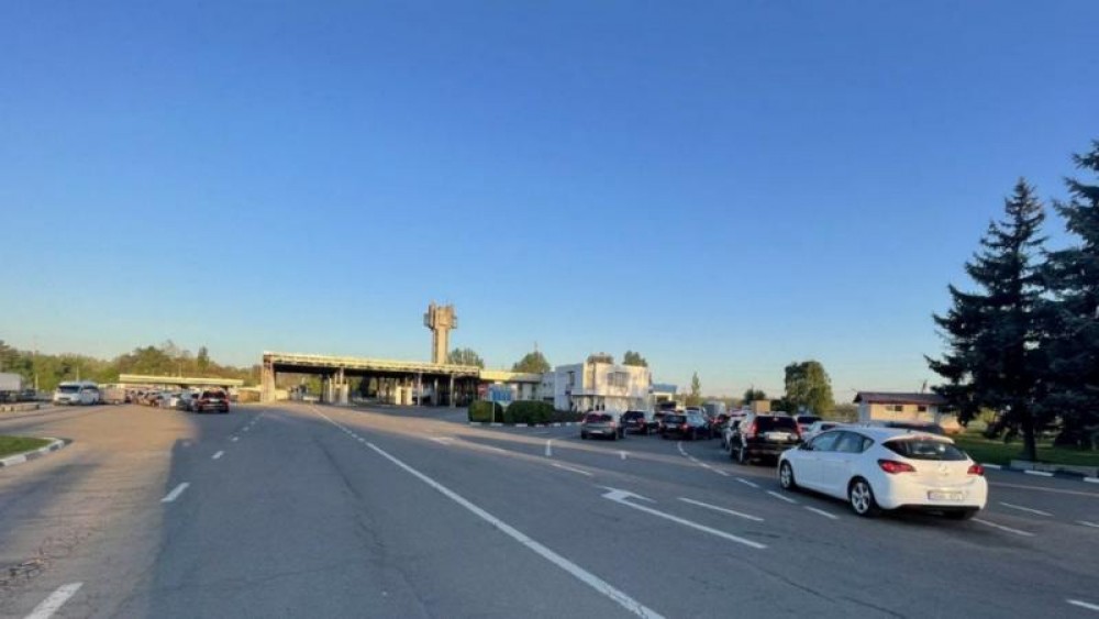 Trafic intensiv la vama Leușeni. Zeci de mașini așteaptă să iasă din țară